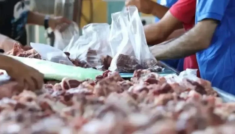 وزارة شؤون الإغاثة توزع لحوم الأضاحي على 16 ألف أسرة بقطاع غزة