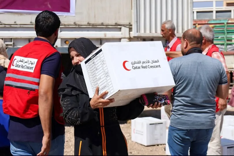 مساعدات طارئة مقدمة من الهلال الأحمر إلى الاسر الفقيرة في غزة بالتعاون مع التنمية الاجتماعية